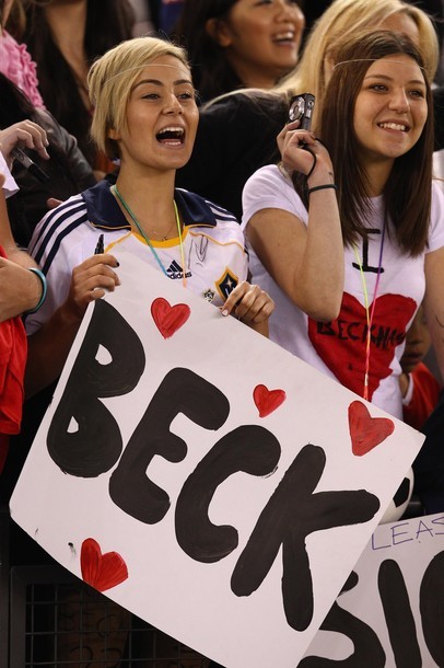 Fan cổ vũ cho David Beckham trong trận giao hữu giữa CLB LA Galaxy và CLB Melbourne Victory tại sân vận động Etihad